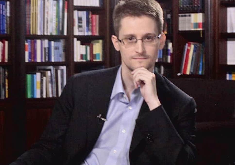 Signal and Wire, two messaging apps recommended by Edward Snowden