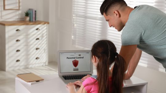 Contrôle parental : les parents tiennent de plus en plus à surveiller leurs enfants en ligne